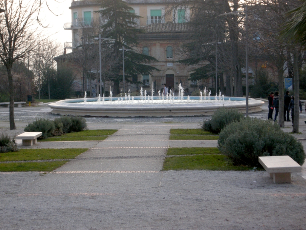 Maniaco ai Giardini Diaz, si masturba davanti a studentessa | Cronache  Maceratesi