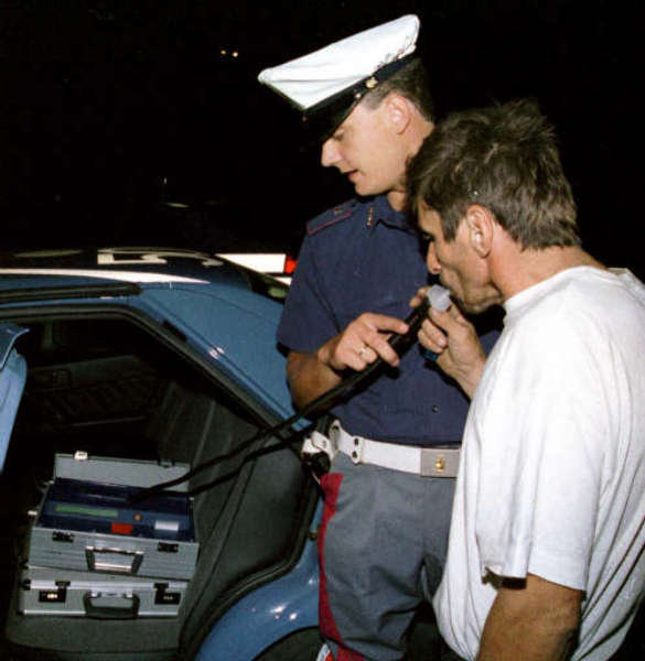 Esce di strada, ma rifiuta l'alcol test: gli sequestrano l'auto