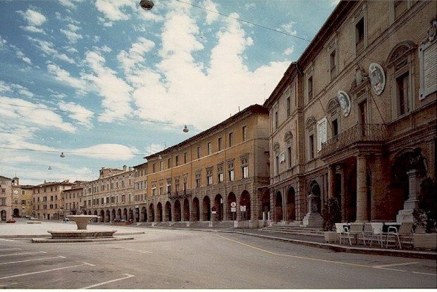Una distesa di coperte colorate in piazza del Popolo - Cronache Maceratesi