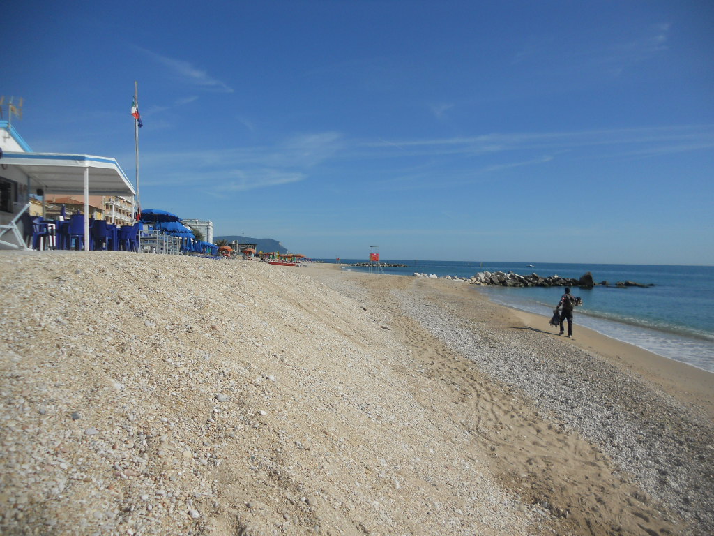 Ombrelloni E Lettini Nella Spiaggia Libera Scattano I