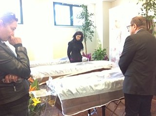 Triplice suicidio, tensione ai funerali: “E' un omicidio di stato ...