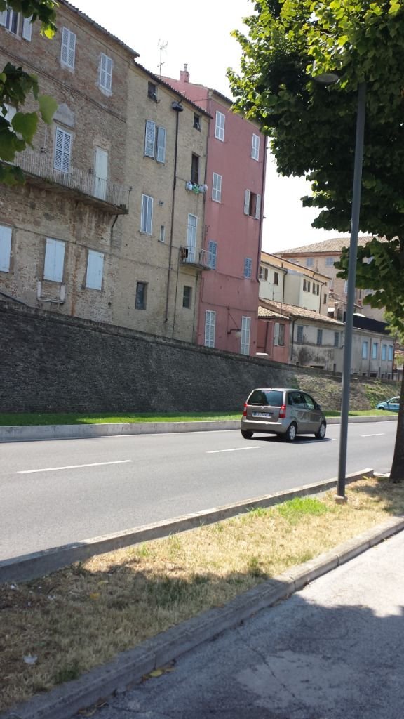 “Più posti auto in via Leopardi, doppio senso sulle mura da sole Così