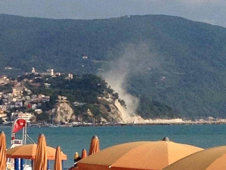 Terremoto Riaperta La Spiaggia Delle Due Sorelle Cronache