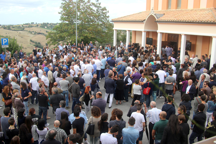 Una folla immensa e silenziosa ha detto addio a Diego ...