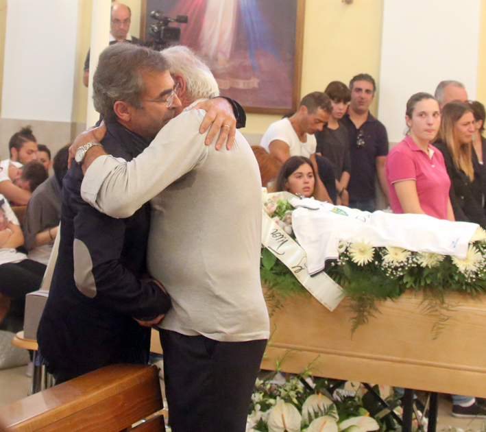 Una folla immensa e silenziosa ha detto addio a Diego ...