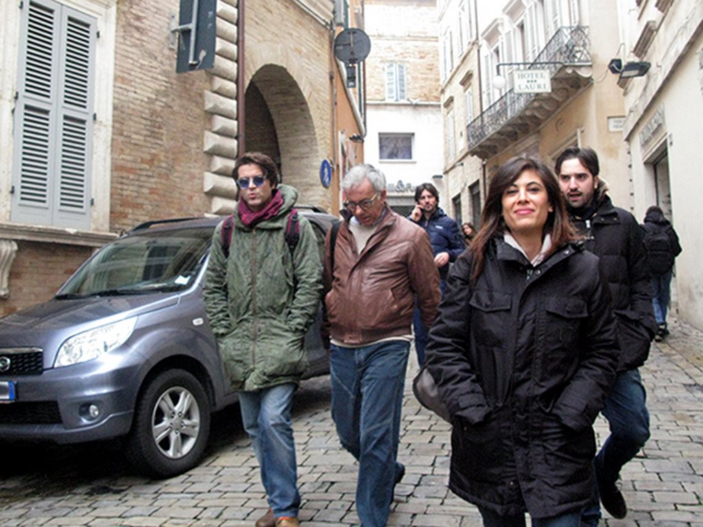 Samuele Bersani a spasso per Macerata | Cronache Maceratesi