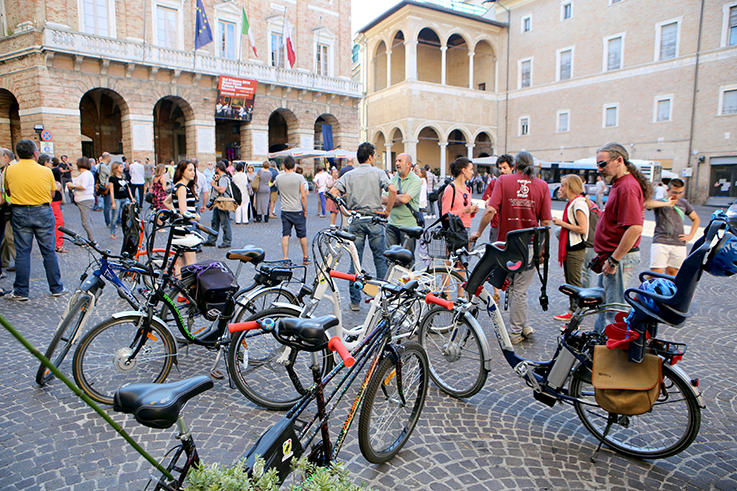 Macerata a piedi si può” Pedoni e bici scendono in piazza ma le auto  continuano a parcheggiare | Cronache Maceratesi