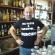 Il titolare del bar Gatto Roberto Ferraccioni si è fatto fare una maglia su misura per irridere al progetto del Burchio con spirito purtannaro