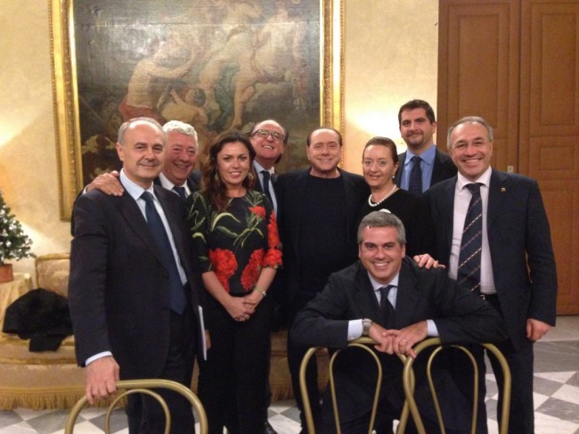 Foto-Berlusconi-col-Gruppo-Forza-Italia-in-Regione