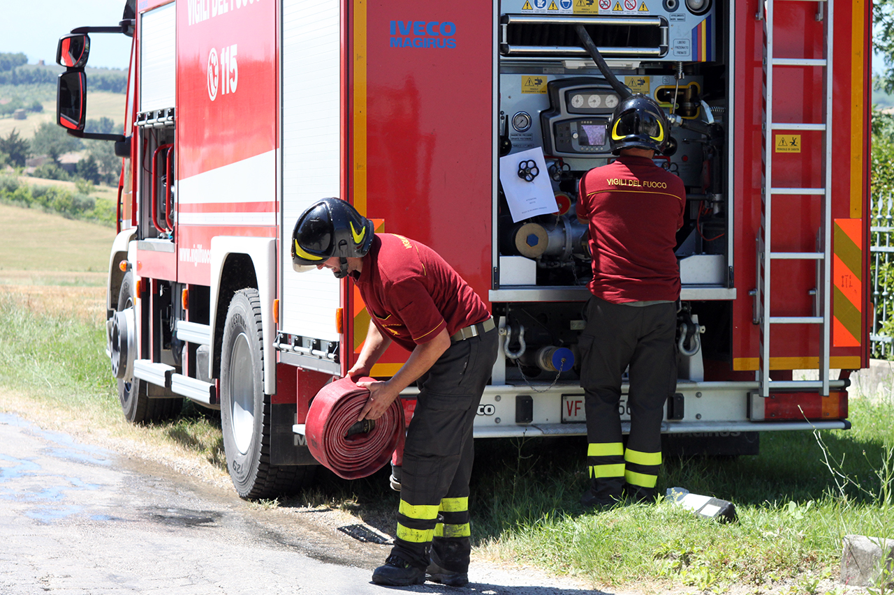 Incendi boschivi: vigili del fuoco 'sdoppiati' e Regione che non paga