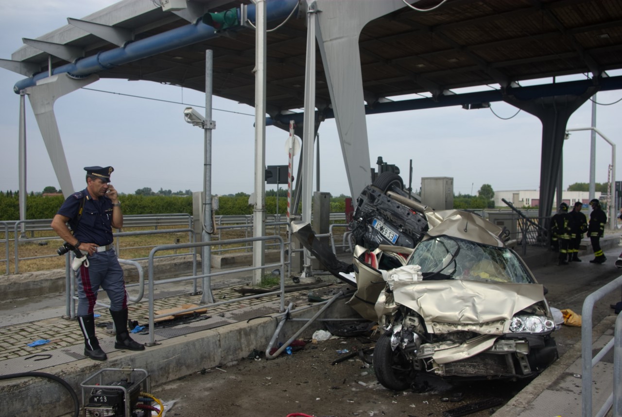 Uccisi al casello dall'Audi senza controllo Un colpo di sonno, poi lo