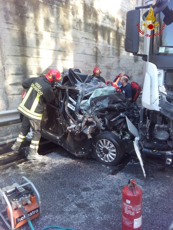 frontale sulla statale un morto cronache maceratesi