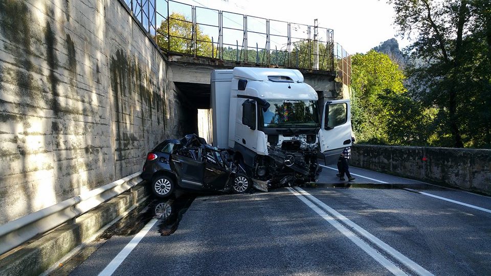 frontale sulla statale un morto cronache maceratesi