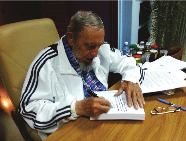 Fidel Castro Ruz firma dedica libro a Mario Pianesi