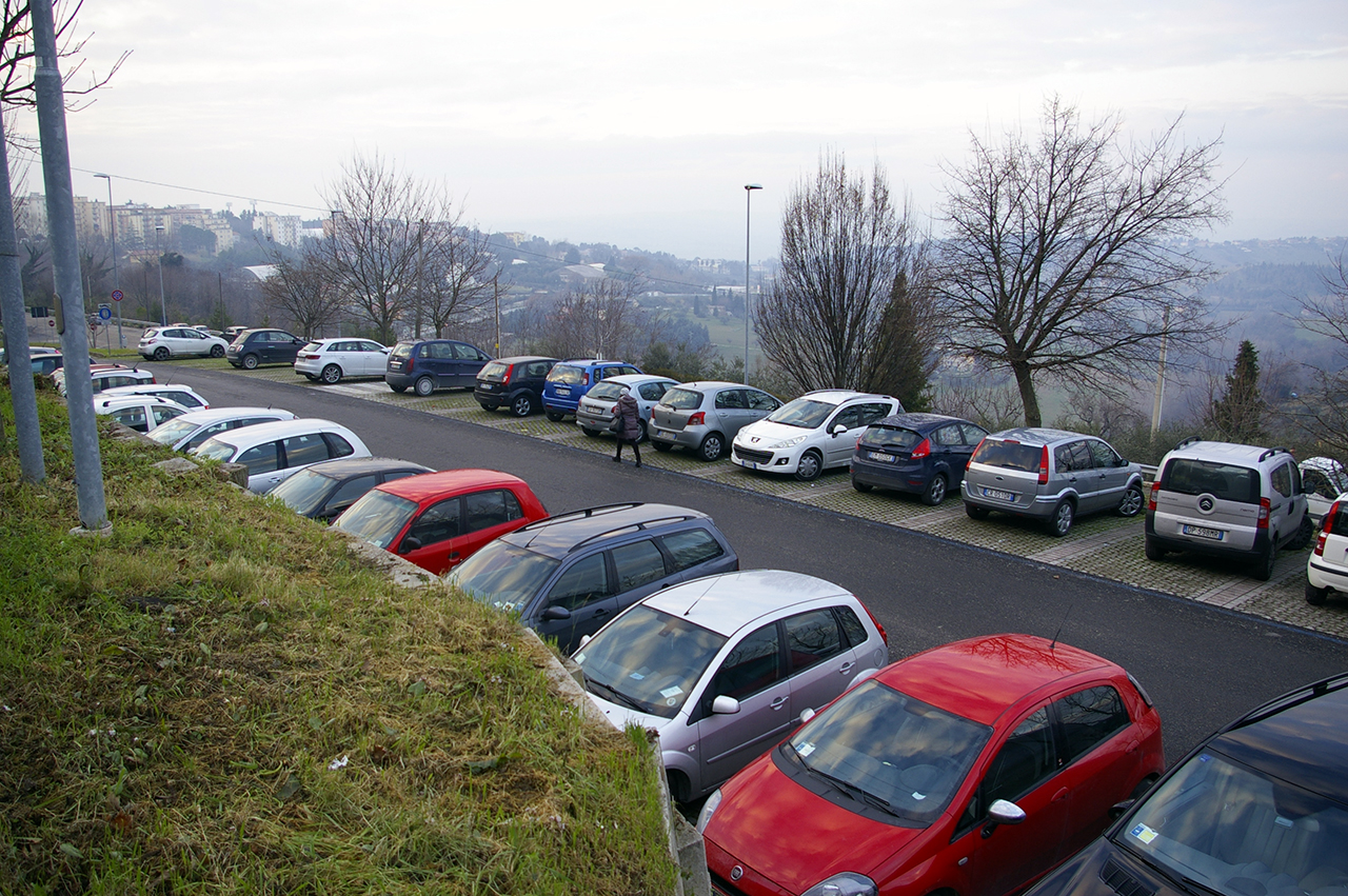 Caccia al parcheggio Park S maglia nera Cronache Maceratesi