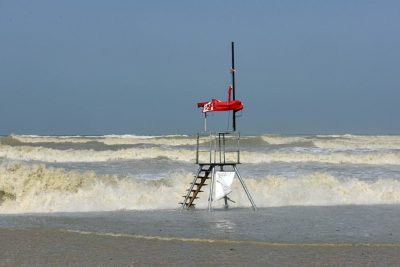 mareggiata-mare-mosso-lungomare-sud-civitanova-2-400x267