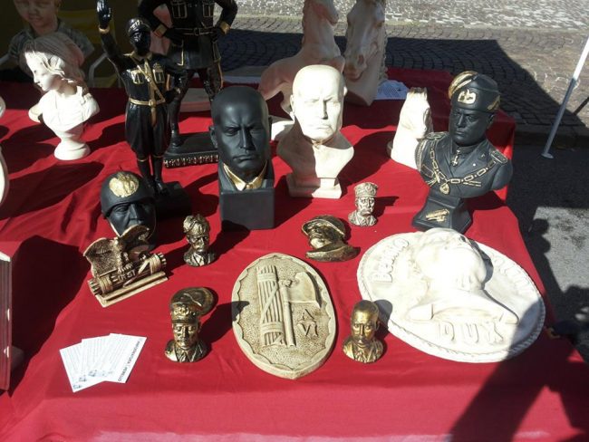I cimeli del Duce in vendita in un'area di servizio in Friuli
