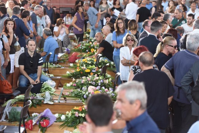 Terremoto, il giorno del dolore: lacrime ai funerali, i 35 ...