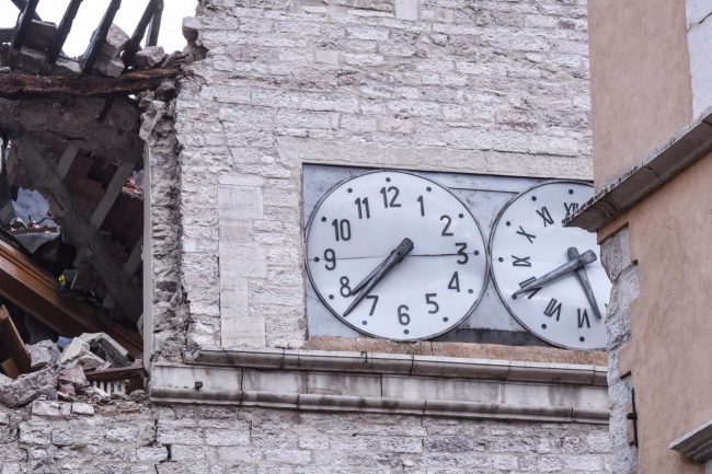 terremoto-zona-rossa-piazza-orologio-h7_37-visso-fdm-6
