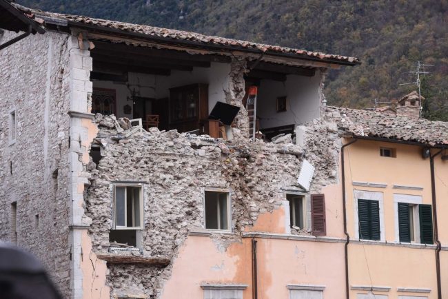 terremoto-zona-rossa-piazza-visso-fdm-4