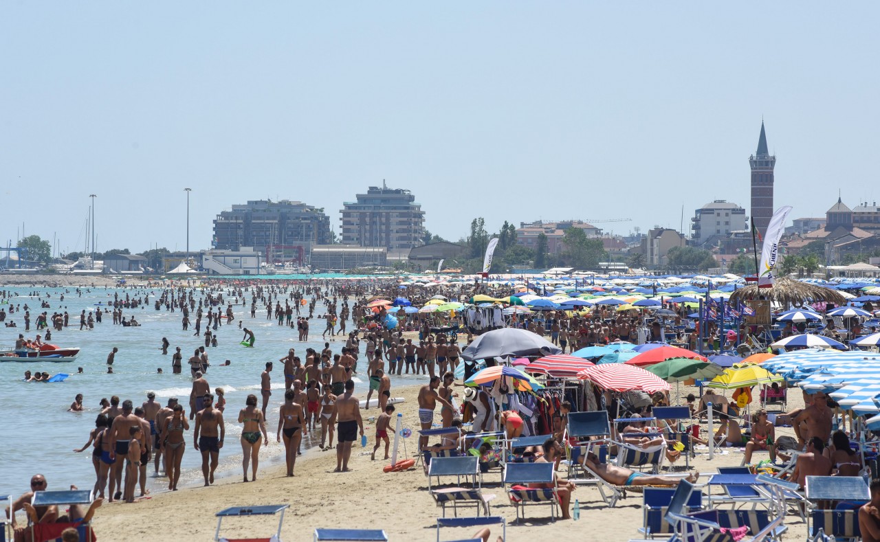 Sesso in spiaggia, coppia sotto accusa | Cronache Maceratesi