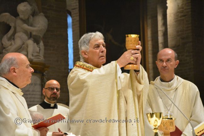 Cardinale_Menichelli-saluti-3-650x433