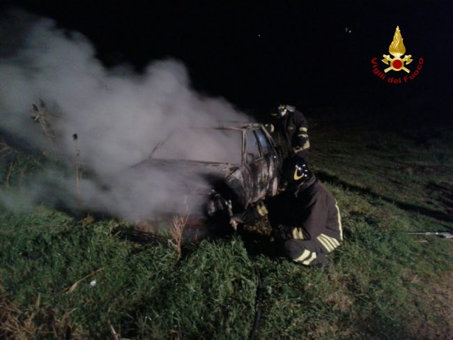 Ferrari va a fuoco sulla strada: intervento dei Vigili del fuoco Ferrari va a fuoco sulla strada: intervento dei Vigili del fuoco