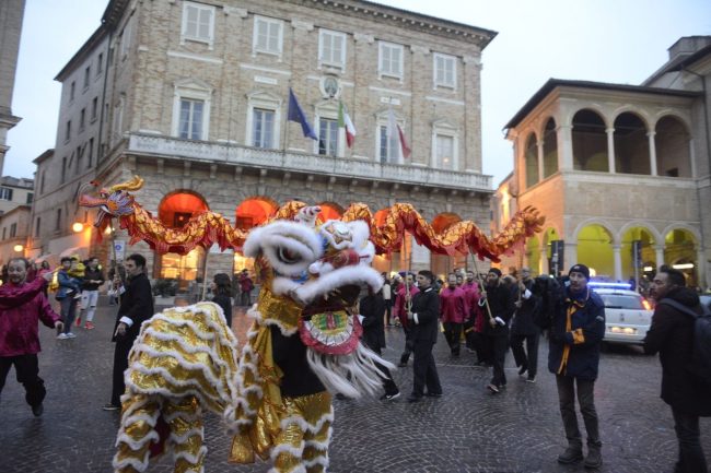 Macerata celebra il Capodanno Cinese: piazza Mazzini in rosso per l'anno  del coniglio - Picchio News - Il giornale tra la gente per la gente