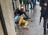 Il 27enne ferito da Traini: <br> «Non sono uno spacciatore, <br> dormo ai Giardini e chiedo l’elemosina» Il 27enne ferito da Traini: <br> «Non sono uno spacciatore, <br> dormo ai Giardini e chiedo l’elemosina»