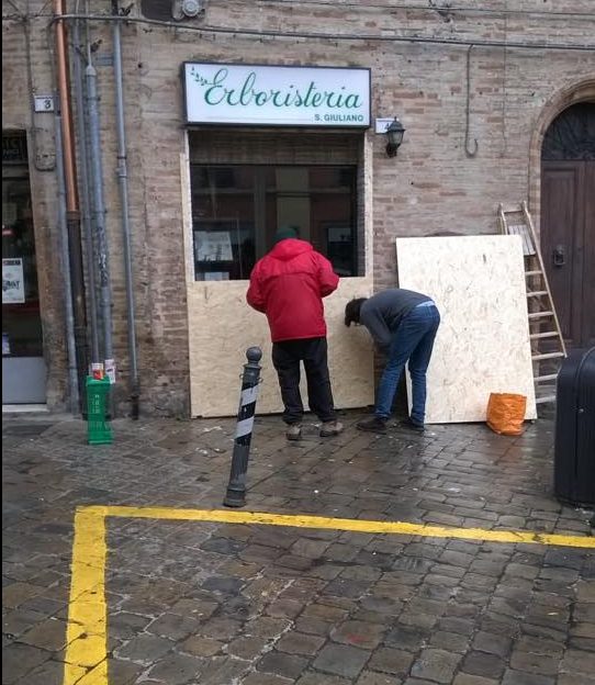 Macerata, tavole di legno e chiodi: i negozianti blindano 