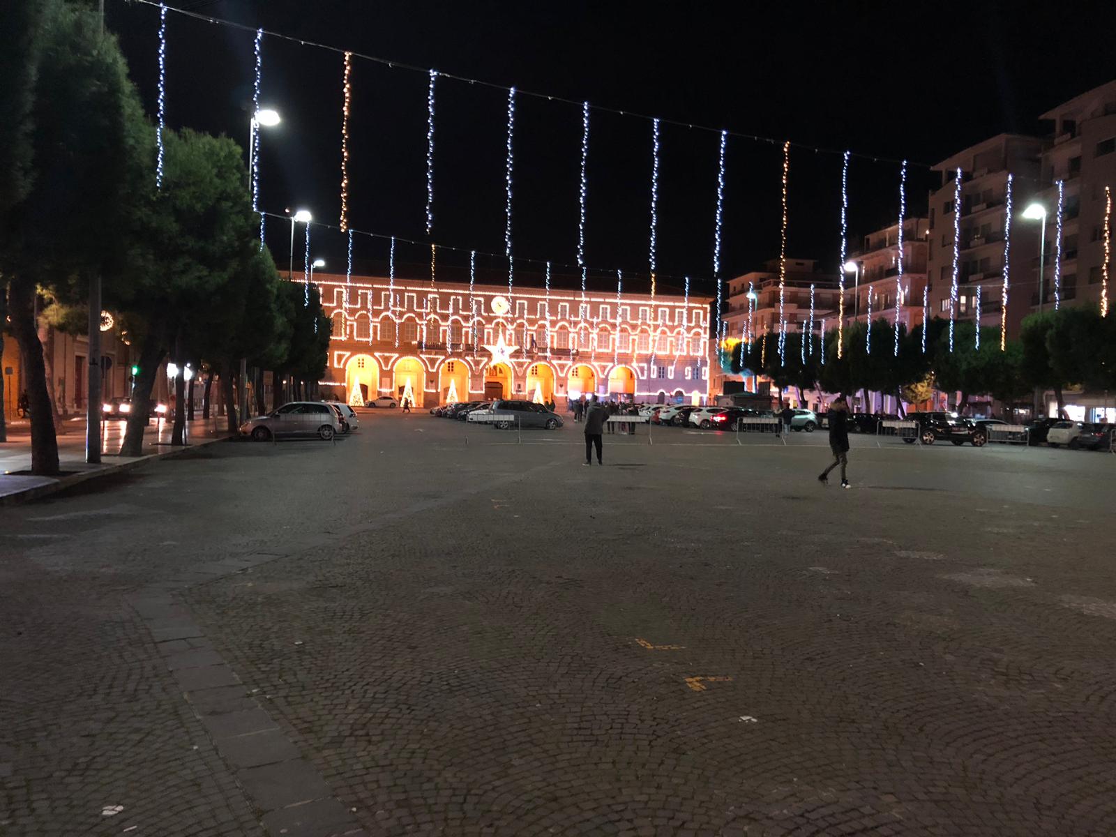 Giu La Piazza Non C è Nessuno