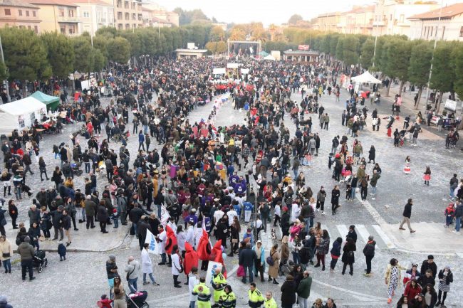 Civitanova Marche: al Centro Sociale ANCeSCAO si festeggia il Carnevale con  l'antico Gioco della Pentolaccia