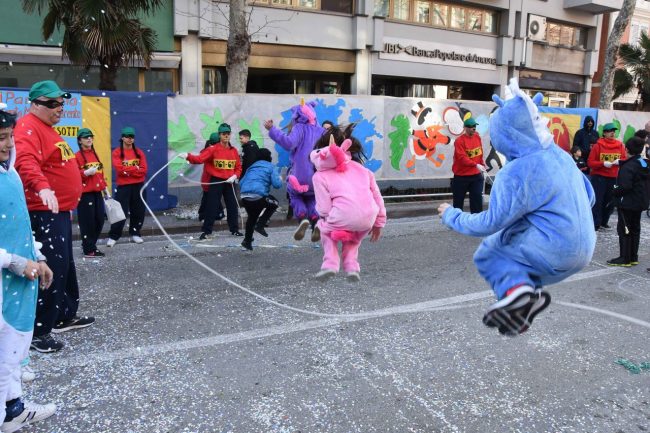 Civitanova Marche: al Centro Sociale ANCeSCAO si festeggia il Carnevale con  l'antico Gioco della Pentolaccia