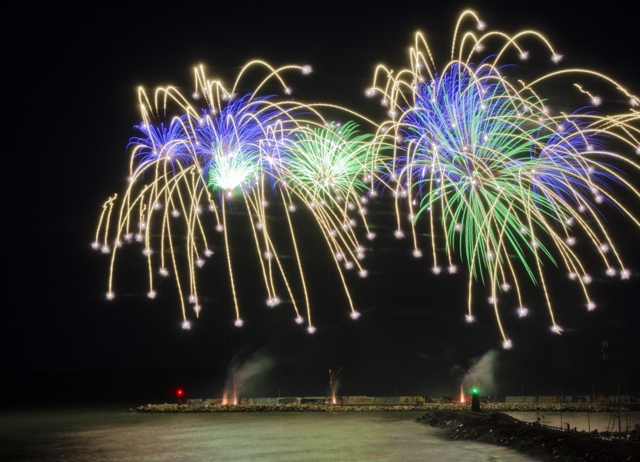 Danze e cene in spiaggia, Civitanova regina del Ferragosto in un mare di  fuochi (FOTO)