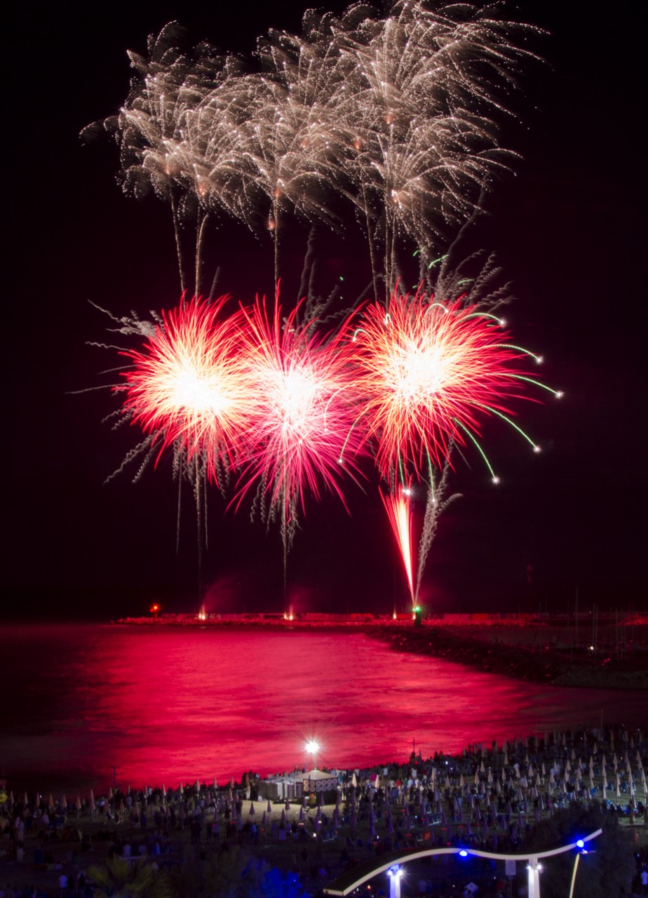 Comune di Vieste - 🎇🎆‼️ FUOCHI PIROTECNICI DI FERRAGOSTO ‼️🎆🎇 Come ogni  estate, a Vieste, tornano i fuochi d'artificio. I bellissimi spettacoli  pirotecnici illuminano la nostra cittadina. Ma dove vedere i fuochi