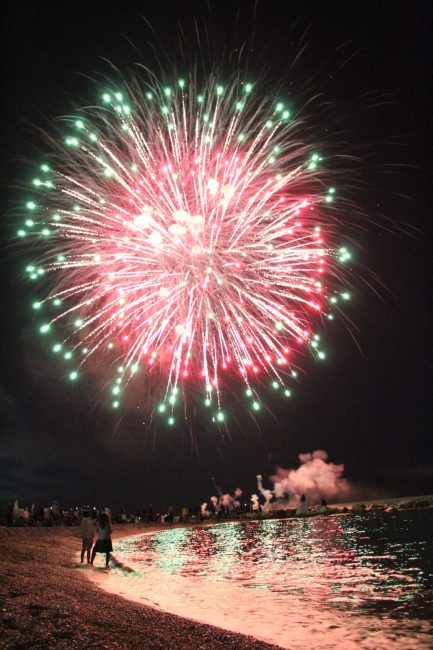 Fuochi di Ferragosto in spiaggia: in migliaia a Porto Recanati