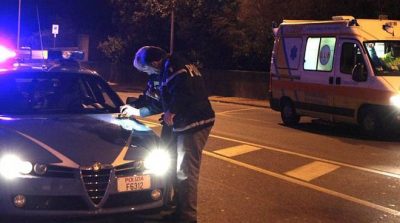 https://cdn.cronachemaceratesi.it/wp-content/uploads/2019/10/ambulanza-polizia-notte.jpg