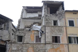 terremoto_manifestazione_piazza_a_visso-FF-16-325x216