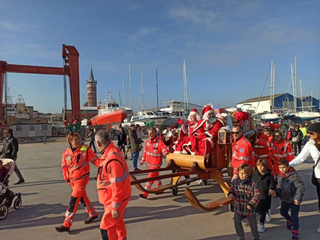 Babbo Natale Che Viene A Casa.Babbo Natale Che Viene Dal Mare Sbarca In Porto Dalla Motovedetta Cronache Maceratesi