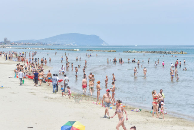 estate-al-mare-spiaggia-bagnanti-lungomare-centro-civitanova-FDM-3-650x434