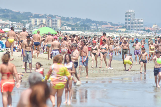 All Assalto Di Civitanova In Migliaia Sulle Spiagge Foto Cronache Maceratesi