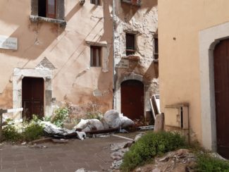 visso-piazza-sisma-1-325x244