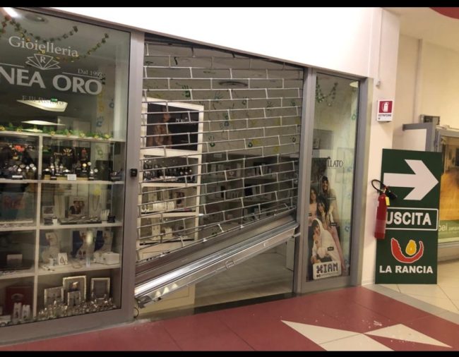 furto-gioiellieria-tolentino2-650x506
