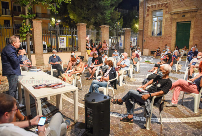 regionali-2020-lista-dipendedanoi-roberto-mancini-anfiteatro-porto-recanati-FDM-3-650x438