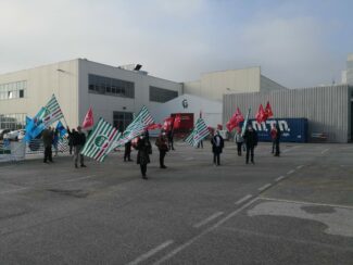 protesta-sindacati-covid-center-6-325x244