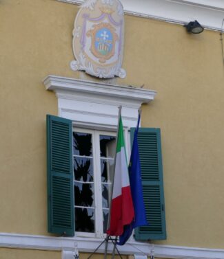 pollenza-comune-vetri-rotti-botti-capodanno-4-325x377