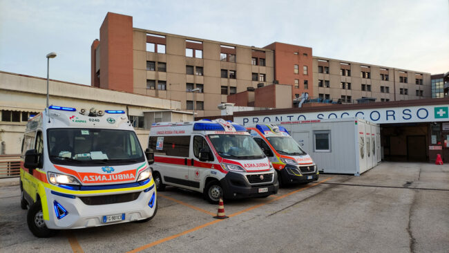Le-tre-ambulanze-che-hanno-sostato-con-i-pazienti-allinterno-tutta-la-notte-davanti-al-Pronto-Soccorso