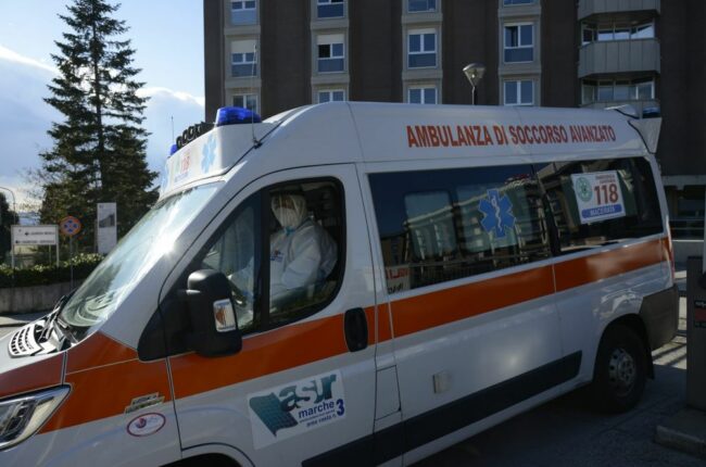 ambulanza-archivio-covid-ospedale-macerata