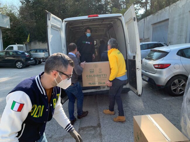 consegna-pacchi-campagna-amica-2-650x488
