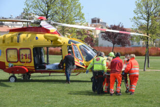 incidente-ciclista-via-petrarca-eliambulanza-parco-cecchetti-civitanova-FDM-9-325x217